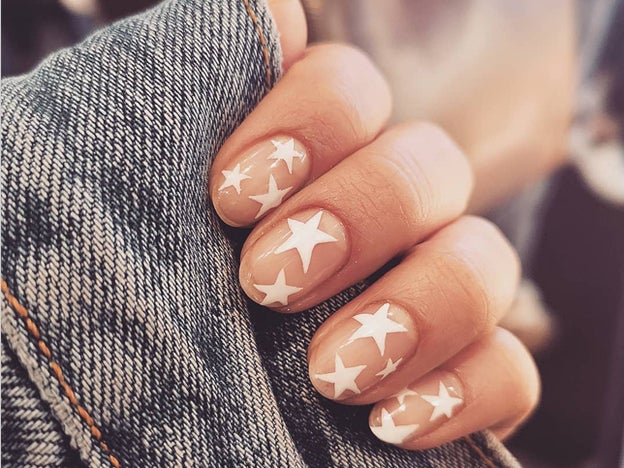 Tras las margaritas en primavera, las estrellas son las protagonistas de las manicuras en verano