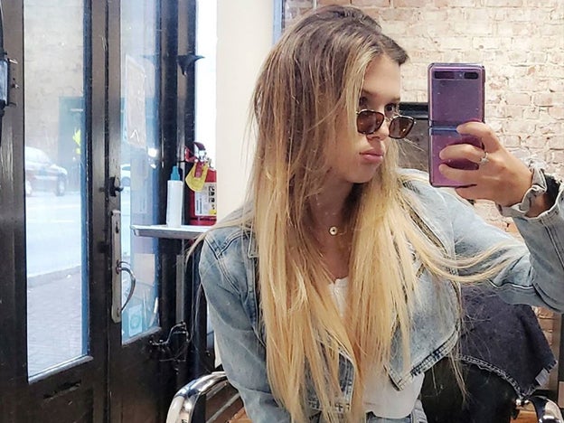 Después del tinte rosa, el rubio platino se convierte en color de pelo de moda postconfinamiento