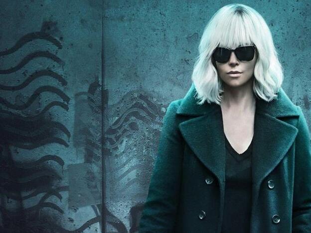 Por qué en las redes sociales quieren que Charlize Theron salga del armario