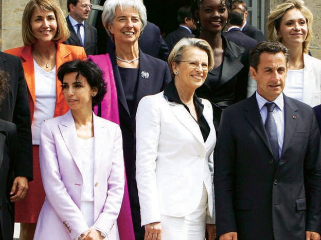 Rachida Dati (izq.) con Nicolas Sarkozy y las ministras de su Gobierno, entre ellas Christine Lagarde, actual presidenta del Banco Central Europeo.