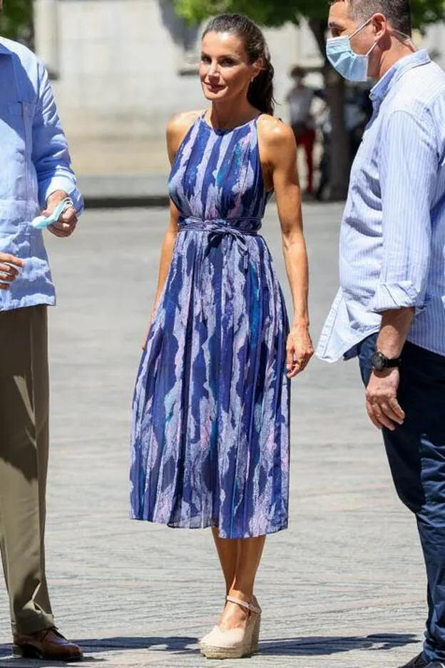 Pincha en la foto para ver el vestido de Zara que llevó la reina Letizia en Canarias y otras 10 prendas low cost que nos gustaría verle este verano./gtres