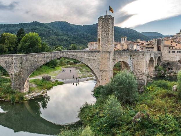 Tres pueblos muy bonitos de España a los que escaparte este verano: Besalú, Potes y Ayna