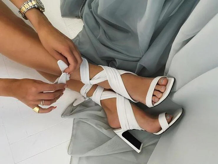 Fotos: 12 sandalias atadas al tobillo que demuestran que diseño el que más y alarga las piernas | Mujer Hoy