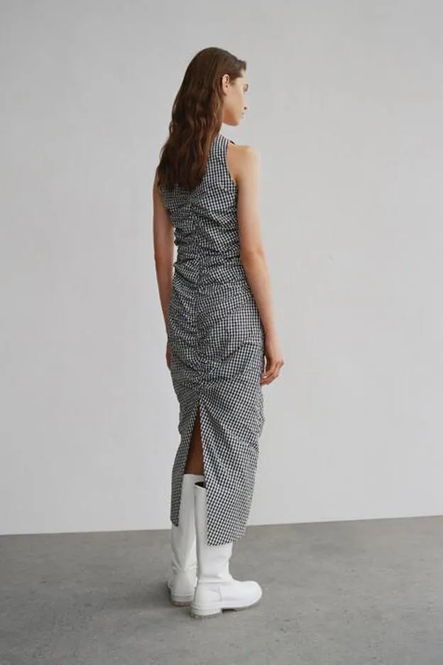 Espalda del vestido fruncido de cuadros Vichy, de las rebajas de Zara.