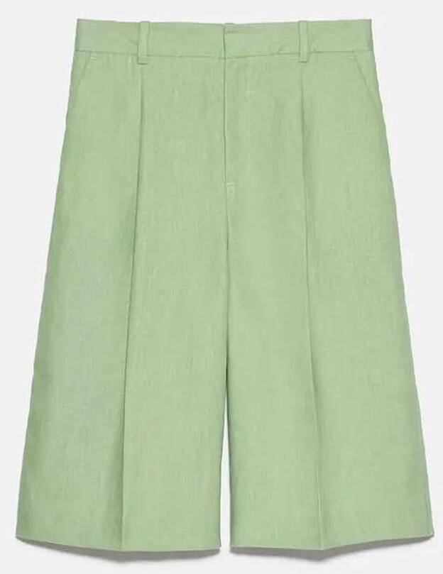 Pantalones bermudas de las rebajas de Zara (15,99 euros).