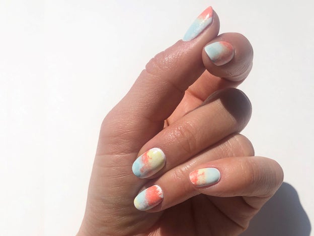 Con este sencillo paso a paso tendrás tu manicura tie dye en casa, el nail art más refrescante del verano