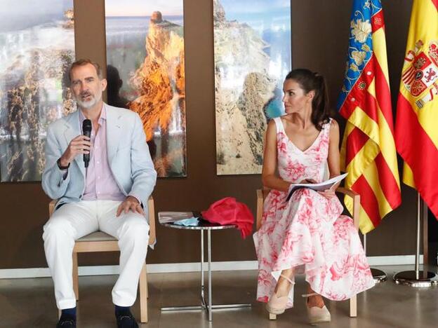 La Reina Letizia triunfa en Benidorm repitiendo un vestido de flores muy veraniego