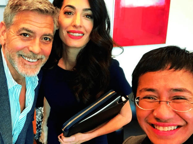 Con George y Amal Clooney y en una visita a los tribunales el pasado año.