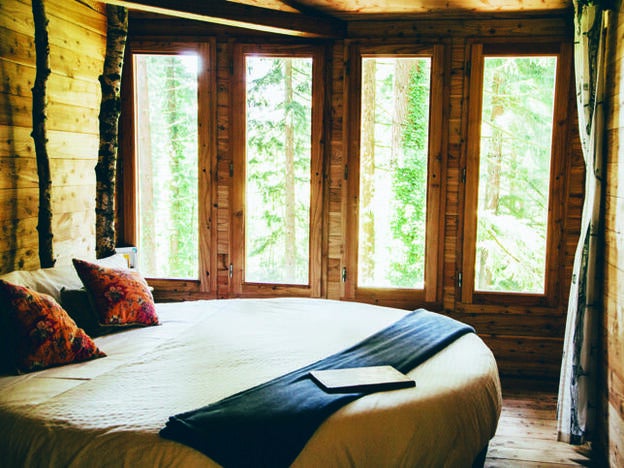 Veleros, casas en los árboles, glamping: cinco escapadas de lujo (a buenos precios) con la distancia social garantizada