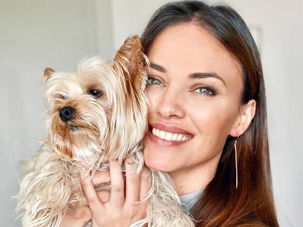 Helen Lindes: "Al vivir con dos perros, mis hijos aprenden a respetar y querer a los animales"