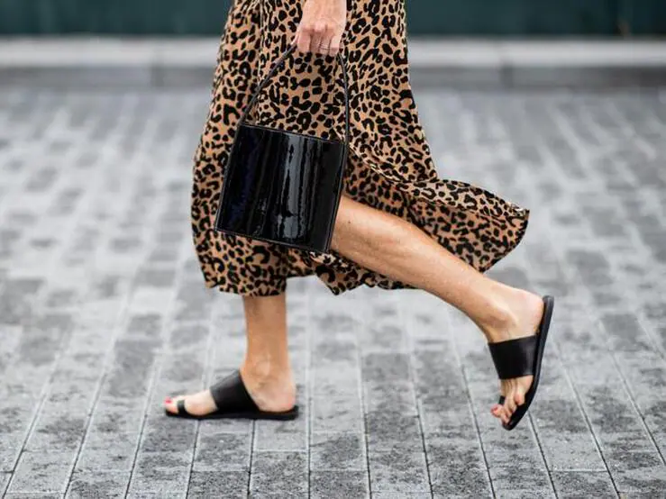 Fotos: 12 sandalias planas diferentes con algo en común: de rebajas, alargan las piernas y son ultra cómodas | Mujer Hoy