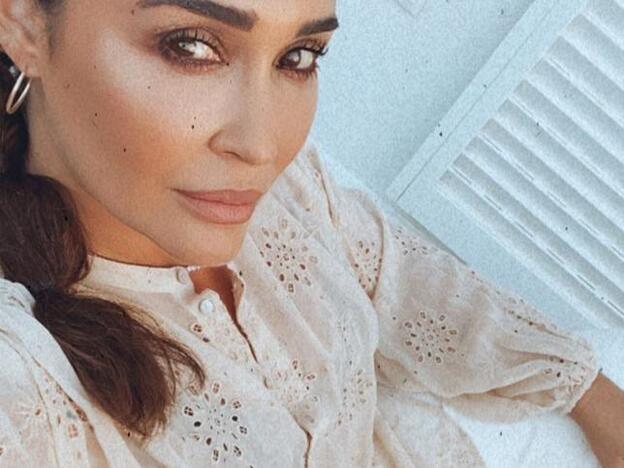 Vicky Martín Berrocal se ha hecho con los pantalones blancos de las rebajas de Zara que mejor sientan de toda la colección