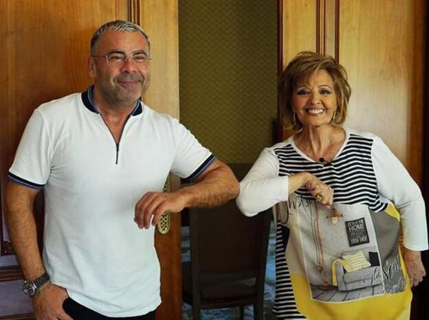 Jorge Javier y María Teresa se saludan antes de comenzar la entrevista.