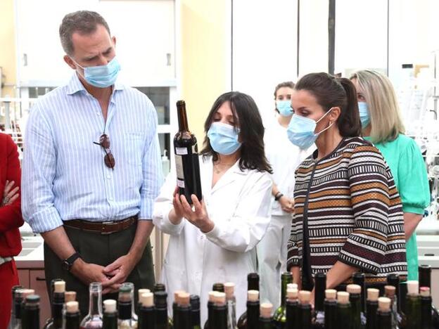 La Reina Letizia visita La Rioja y se adelanta al otoño con su chaqueta favorita de Uterqüe