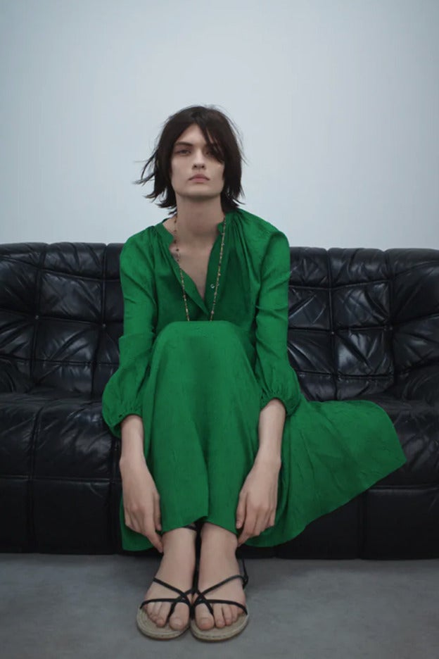 Alerta curvy: tres looks XXL de Zara a todo color y que dan más talla de lo que parece