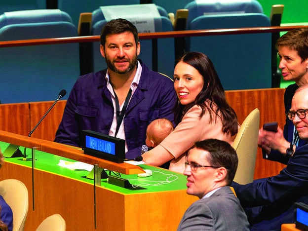 Con su marido, el periodista Clarke Gayford, y su hija en la Asamblea General de la ONU.