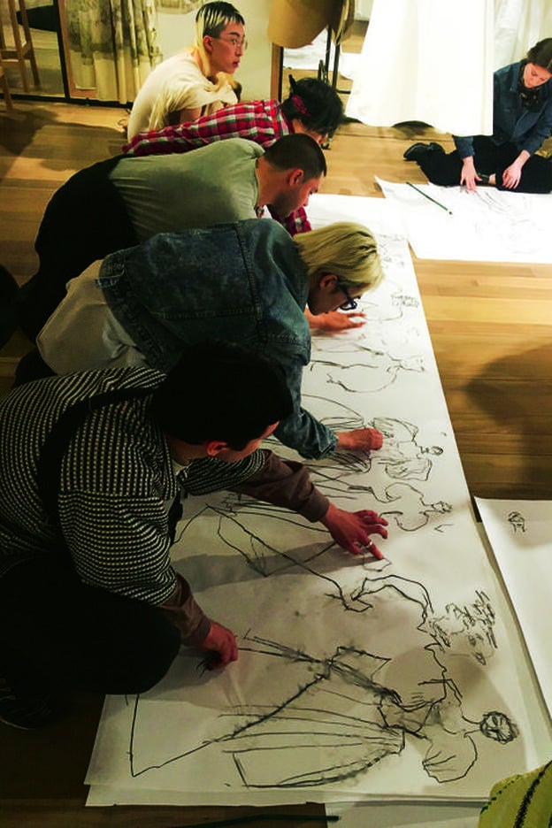 Estudiantes en clase de dibujo, en la Saint Martins, con los que comenzó el proyecto de un vestido.