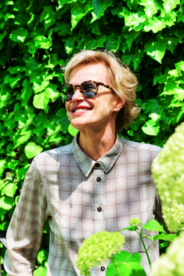 Siri Hustvedt disfruta del sol en el jardín trasero de su casa.