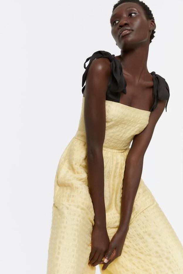Este mono amarillo de Uterqüe arrasa: de un look de invitada al mejor estilismo para las noches de verano