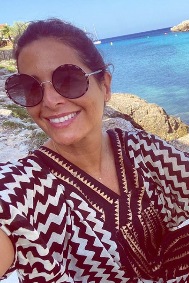 Última llamada para los caftanes playeros como el que lleva Nuria Roca: es ahora o nunca