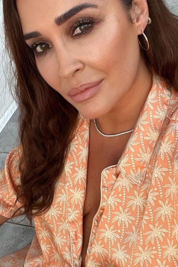 Vicky Martín Berrocal luce en su versión más sexy un conjunto pijamero de la nueva colección de Zara