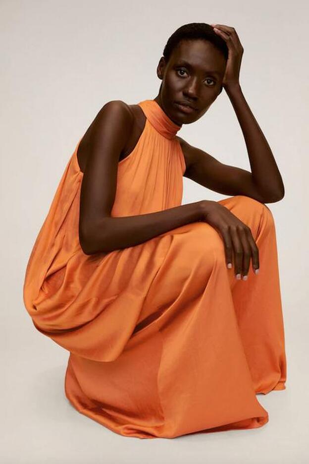 El mono vestido de Mango que se va a convertir en tu look de invitada de cabecera este verano