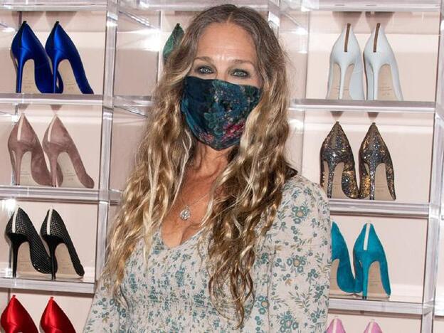 Sarah Jessica Parker tiene el look de verano que llevaría Carrie Bradshaw, zapatos y mascarilla a juego incluidos