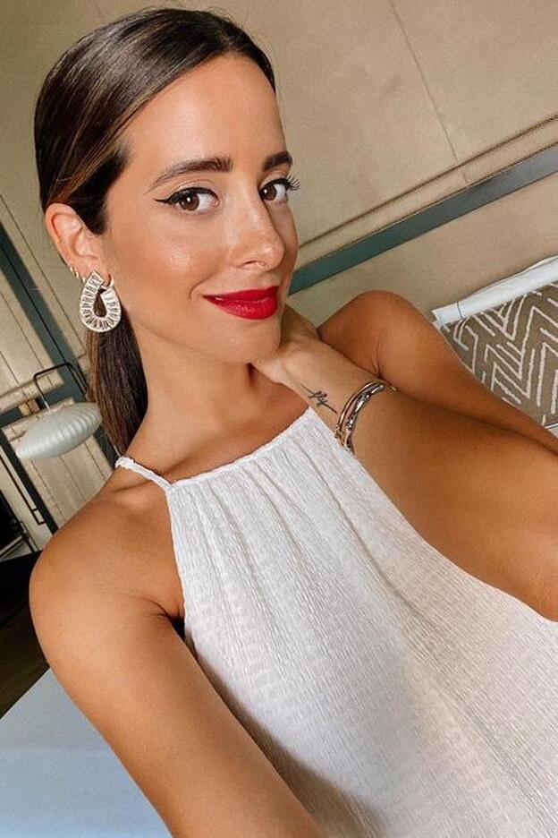 El vestido blanco más versátil y favorecedor de &Other Stories es ideal para todos los cuerpos y está a punto de agotarse