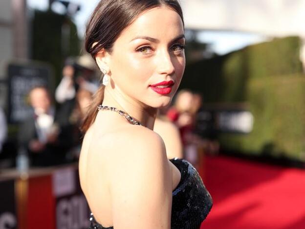 Las famosas son adictas a esta base de maquillaje ligera que lo disimula todo sin marcar las arrugas y los poros