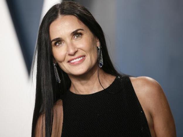 La nueva Demi Moore se tiñe de rubio platino y lanza su propio podcast para hablar de sexo a partir de los 50