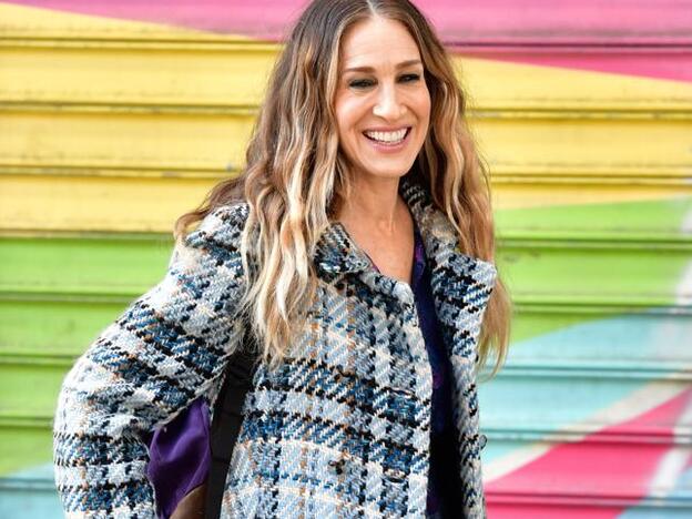 Tenemos la prueba de cómo consigue Sarah Jessica Parker su melena rizada sin secador ni planchas