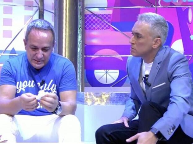 Víctor Sandoval desahogándose ante Kiko Hernández. Pincha sobre la foto para ver el antes y el después de los presentadores y colaboradores de 'Sálvame'./telecinco.