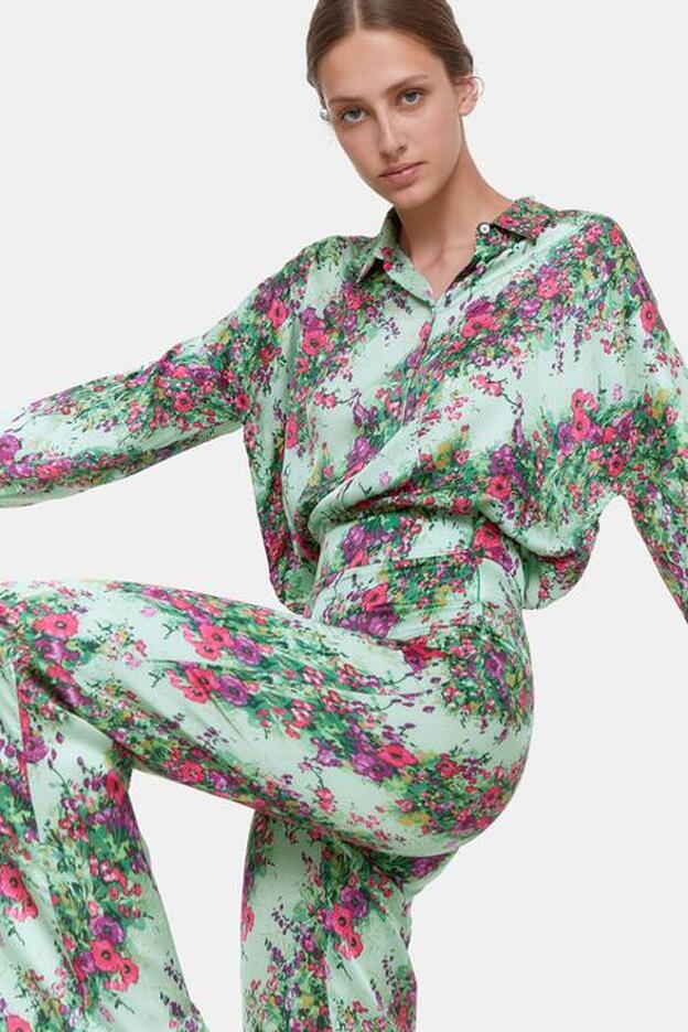 Hemos dado con el total look más polifacético y floral de las rebajas de Uterqüe