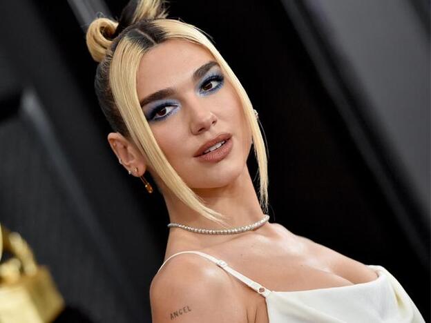 Dua Lipa hace caso a sus seguidores para llevar a cabo su nuevo cambio de look: teñirse el pelo castaño