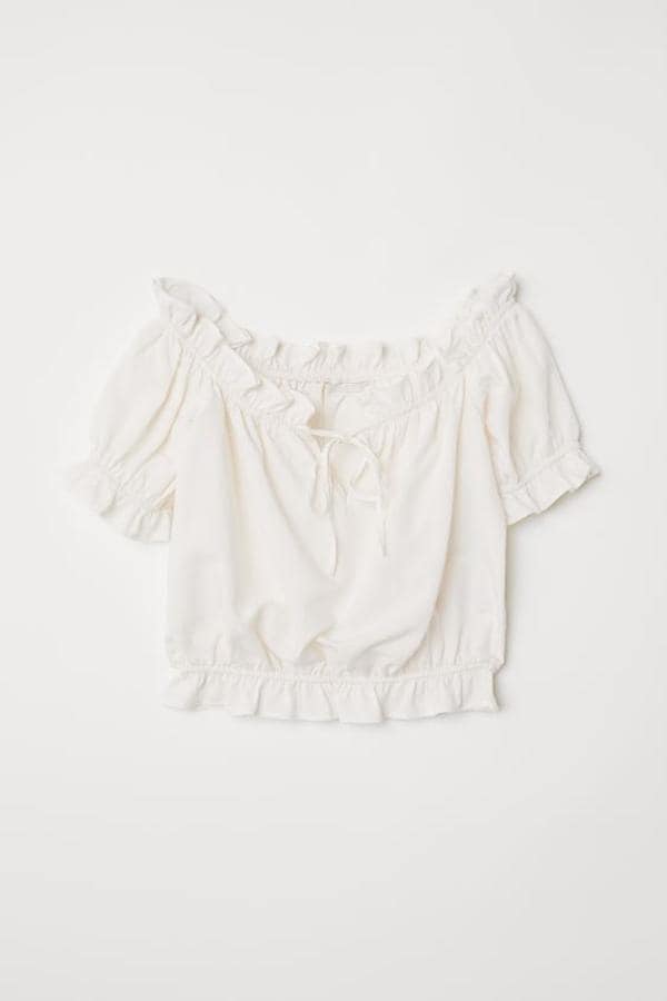 Fotos: Blusa blanca con los hombros al aire, la prenda estrella de los años 60 que vuelve para este verano Mujer