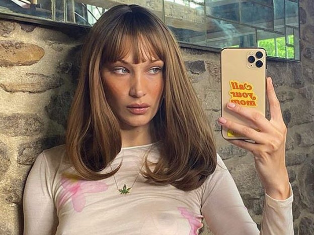 ¿Qué te parece el nuevo look de Bella Hadid con el pelo rizado?