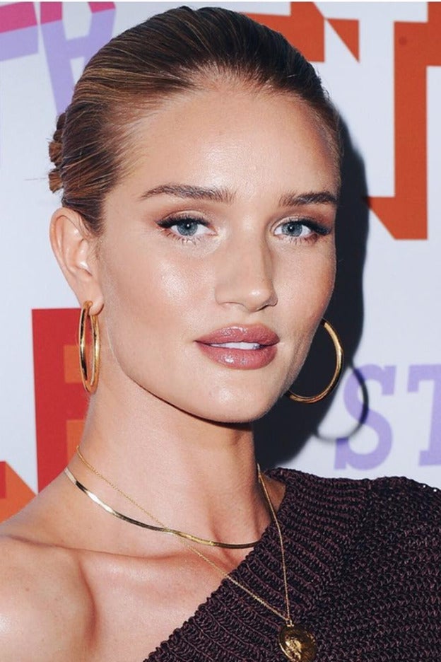 Ni te imaginas el truco para depilar las cejas que usa la facialista de las famosas con sus clientas más VIP