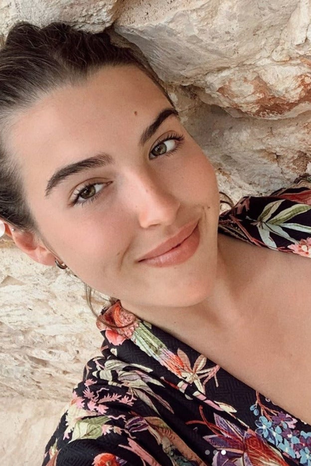 Alba Díaz lleva un kimono sobre el bikini y ahora entendemos que se haya agotado en un día el abrigo-bata de verano de Zara