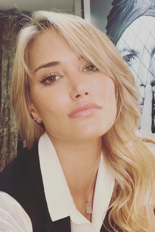 Alba Carrillo lleva el vestido que va a hacer que te miren: estampado de cebra, flúor y por menos de 25 euros
