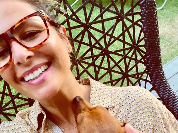 La falda midi que ha enamorado a Nuria Roca y que puedes llevar como look de invitada o para el día a día