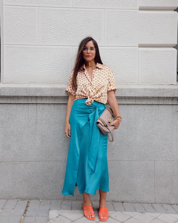 Falda midi y camisa anudada