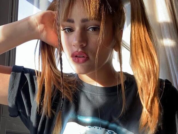 El rubio perfecto para las morenas es este dorado que lleva Rosalía que ilumina y pone buena cara al instante