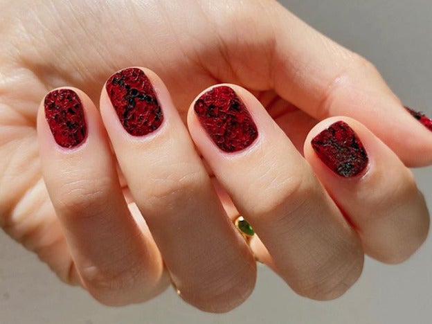 Tenemos el tutorial definitivo para conseguir unas uñas con textura en casa: la manicura pitón