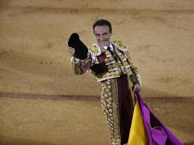 Ana Soria y Enrique Ponce suben la temperatura con unas fotografías besándose en un balcón