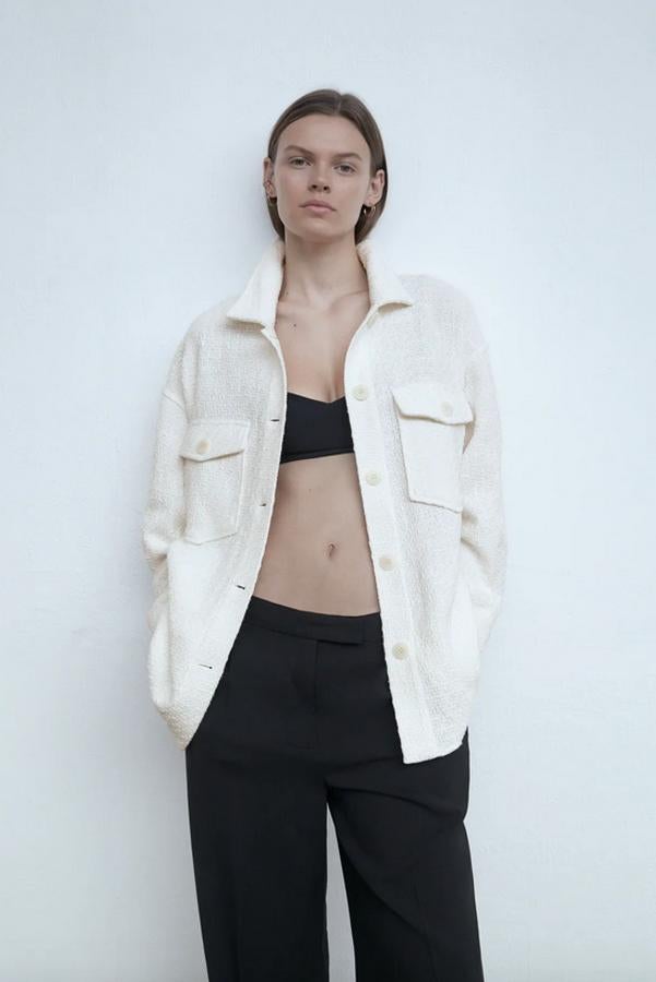 Olvídate de la cazadora vaquera, este verano la única prenda que necesitas si refresca es la sobrecamisa