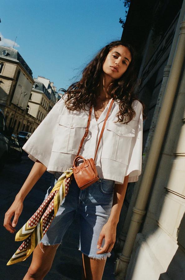 Camisa oversize, la prenda comodín del verano que puedes llevar a la playa o a una cena con amigos