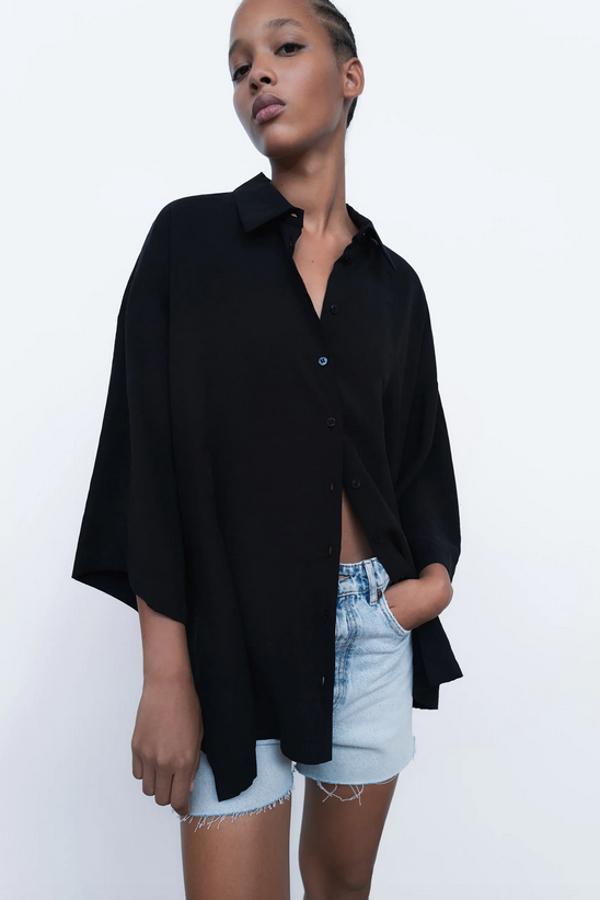 Camisa oversize, la prenda comodín del verano que puedes llevar a la playa o a una cena con amigos