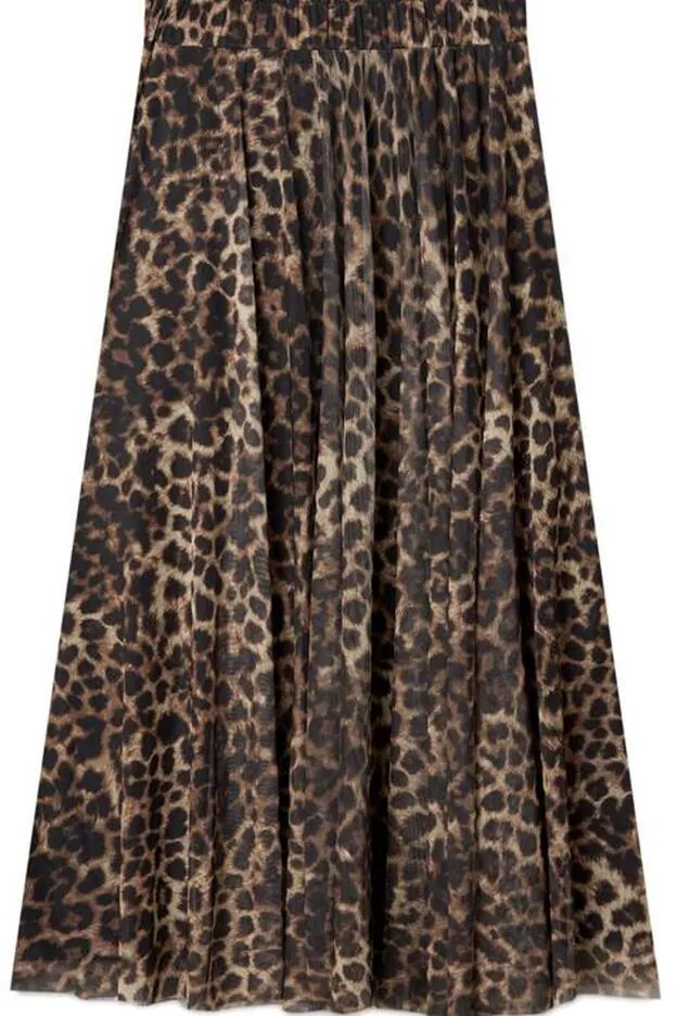 a la más buscada, la que se agota cada vez y jamás pasa de moda: la falda midi de leopardo de Stradivarius | Mujer Hoy