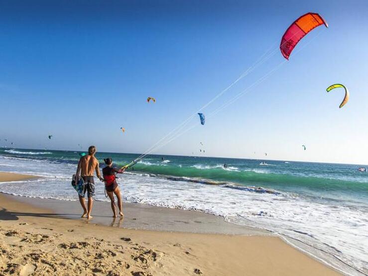 5 lugares que tienes que visitar, sí o sí, en Tarifa: entre cometas de kitesurf y playas infinitas