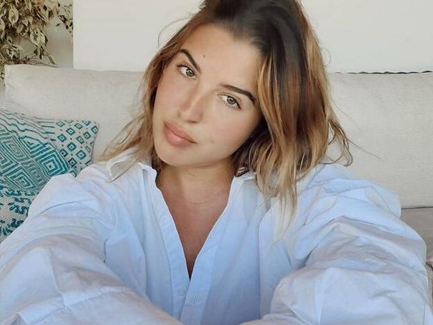 La manicura brillante más rejuvenecedora y veraniega la tiene Alba Díaz